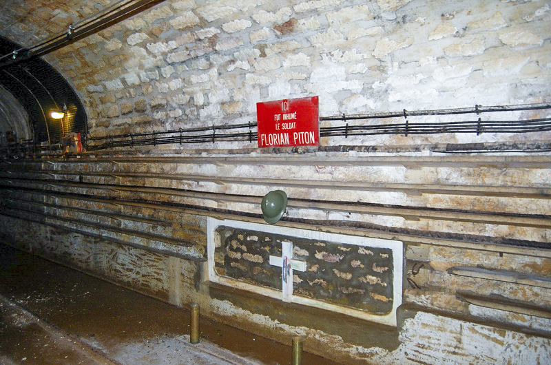 Ligne Maginot - FERMONT - A2 - (Ouvrage d'artillerie) - La tombe provisoire du soldat Piton dans la gare D
Le soldat Florian Piton fut exhumé en 1946 et rendu à sa famille