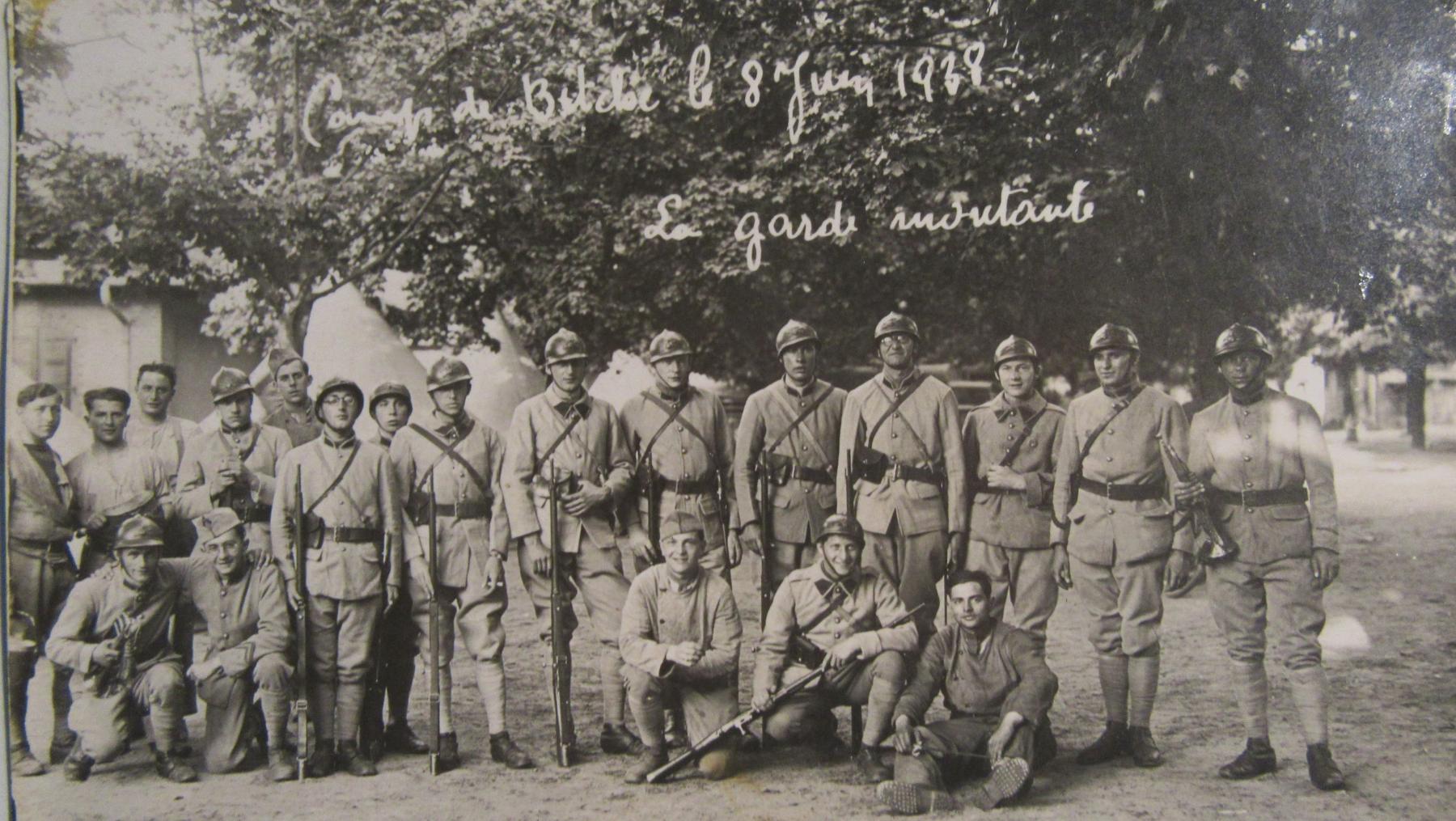 Ligne Maginot - 166° Régiment d'Artillerie de Position (166° RAP) - 8 juin 1938 :  la 4° batterie du 166° RAP en manœuvre à Bitche; relève de la garde à 17h00
Le brigadier Berthier est le 3° debout depuis la droite
Carte postale