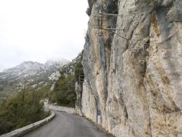 Ligne Maginot - COL DE LA TORRE - (Chambre de coupure) - Vue extérieure générale
Noter les poteaux supports pour les lignes aériennes raccordées sur la chambre de coupure