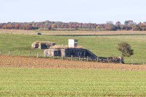 Ligne Maginot - Ab19 - (Blockhaus pour canon) - Vu du passage sous la voie de chemin de fer, avec en arrière plan Ab22