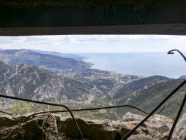 Ligne Maginot - CIME DES CABANELLES - (Observatoire d'artillerie) - Zone d'observation, Menton, la frontière, à gauche la cime de Biancon.