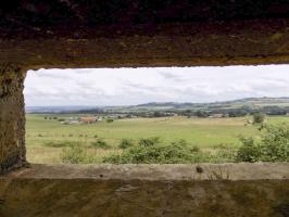 Ligne Maginot - 7C - AUTRECOURT NORD - (Blockhaus pour arme infanterie) - Vue créneau centrale Hotchkiss, vers le nord-est, Villers-Devant-Mouzon