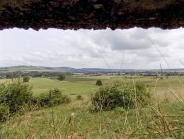 Ligne Maginot - 7C - AUTRECOURT NORD - (Blockhaus pour arme infanterie) - Vue créneau droite Hotchkiss, vers le sud-est, Autrecourt-et-Pourron, (puis Mouzon)