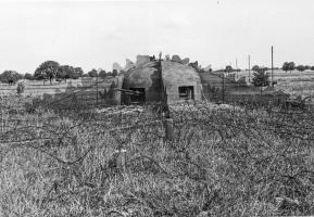 Ligne Maginot - 59/3 - BANTZENHEIM SUD - (Casemate d'infanterie - Double) - Noter l'armement en place dans le créneau de gauche, sans rapport avec une cloche GFM