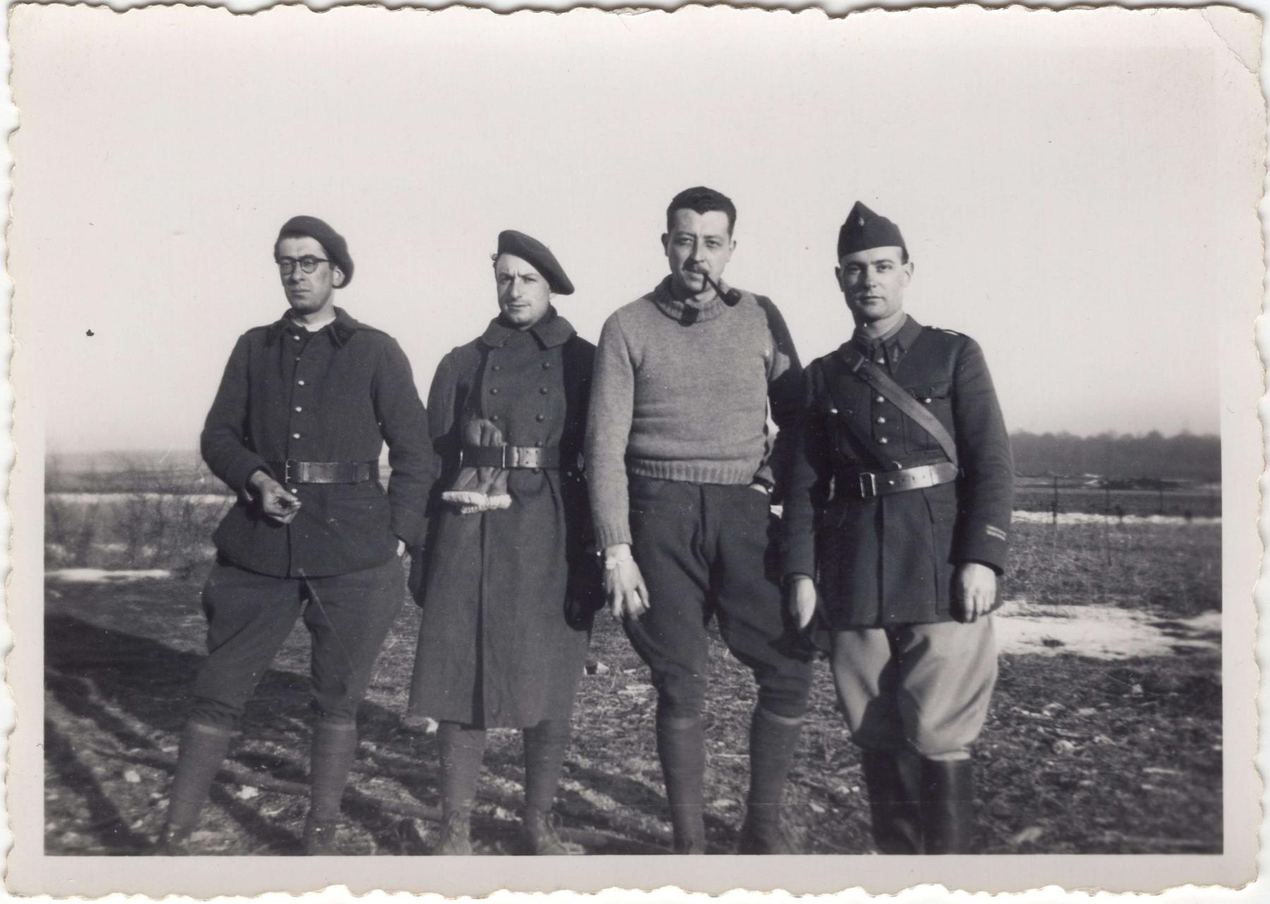 Ligne Maginot - FERME DU BOIS DU FOUR - O10 - (Observatoire d'artillerie) - Une partie de l'équipage de l'observatoire
Groupe C
Le lieutenant Jean Hervé commandant l’observatoire est le 1er sur la droite