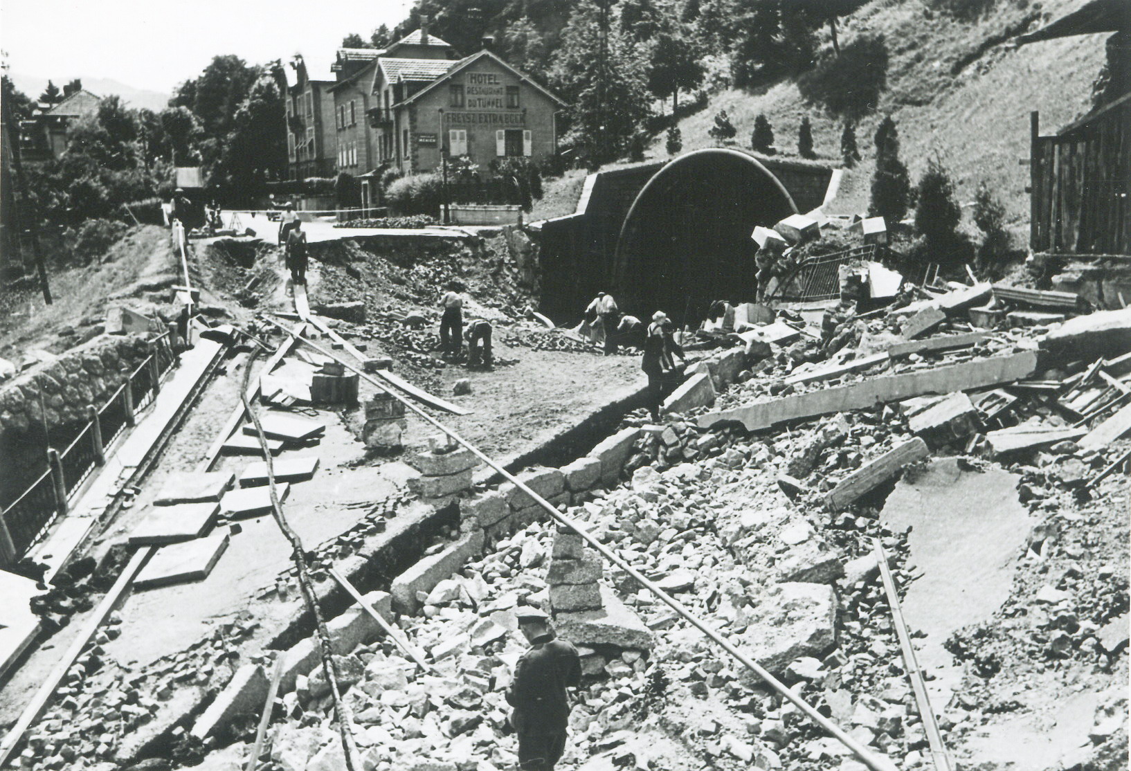 Ligne Maginot - SAINTE MARIE - (DMP - Dispositif de Mine Permanent) - Le DMP ayant joué, le pont est détruit obstruant  l'entrée du tunnel