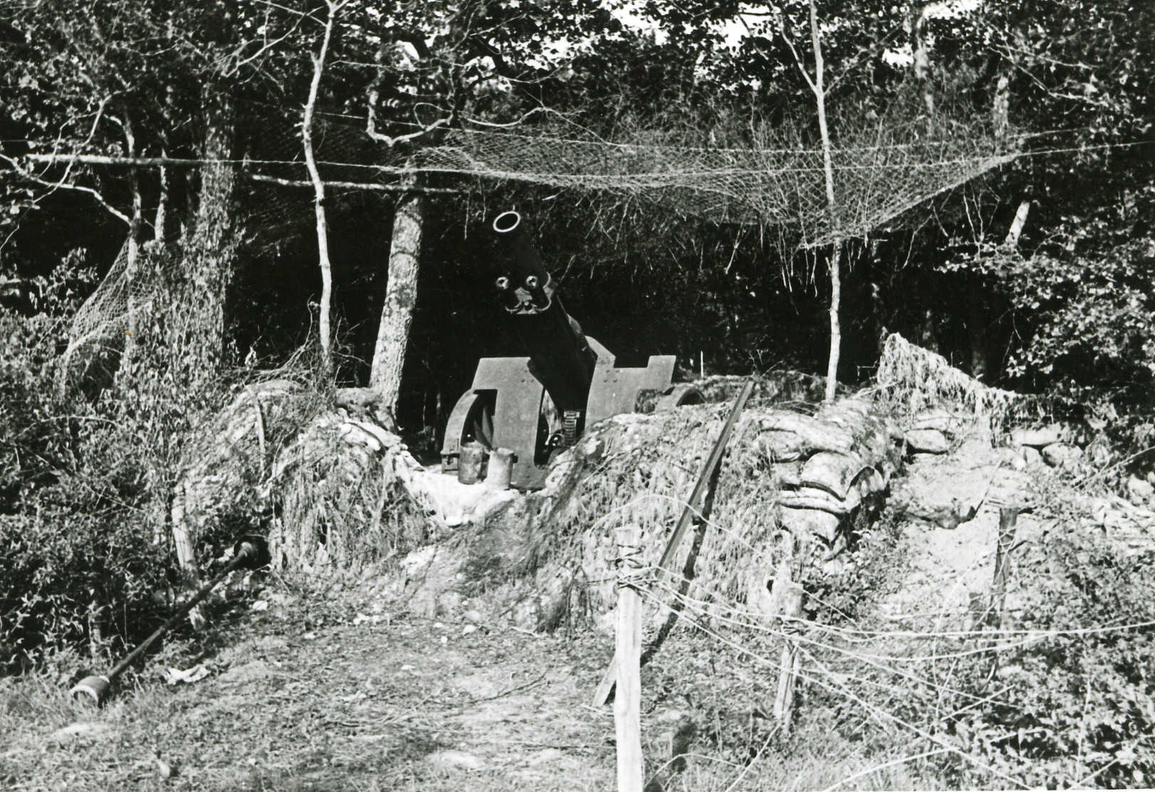 Ligne Maginot - Pièce de 155C Saint-Chamond mle 1915 - L'une des pièces du II° groupe du 159°RAP en position dans la foret de la Hardt.
La pièce a été sabotée lors du repli du 159° RAP, la photo prise par les allemands en 1940