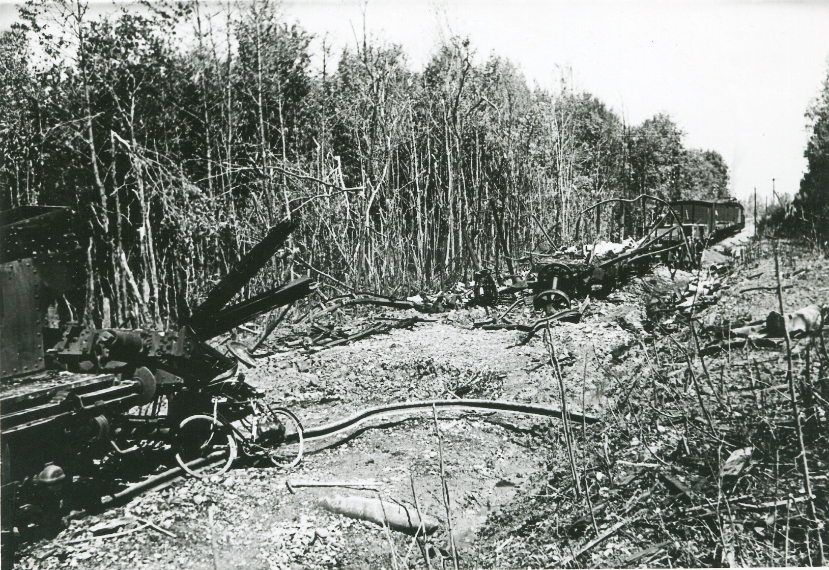 Ligne Maginot - 373° Régiment d'Artillerie Lourde sur Voie Ferrée (373° RALVF) - Train ALVF détruit près de Altenach (68).
Probablement un convoi du 373° RALVF en place dans ce secteur