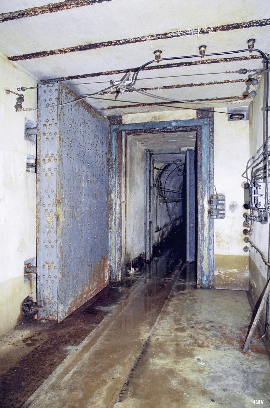 Ligne Maginot - LATIREMONT - A3 - (Ouvrage d'artillerie) - La porte pare-souffle séparant les blocs en avant de l'ouvrage de l'arrière avec le magasin à munitions M1