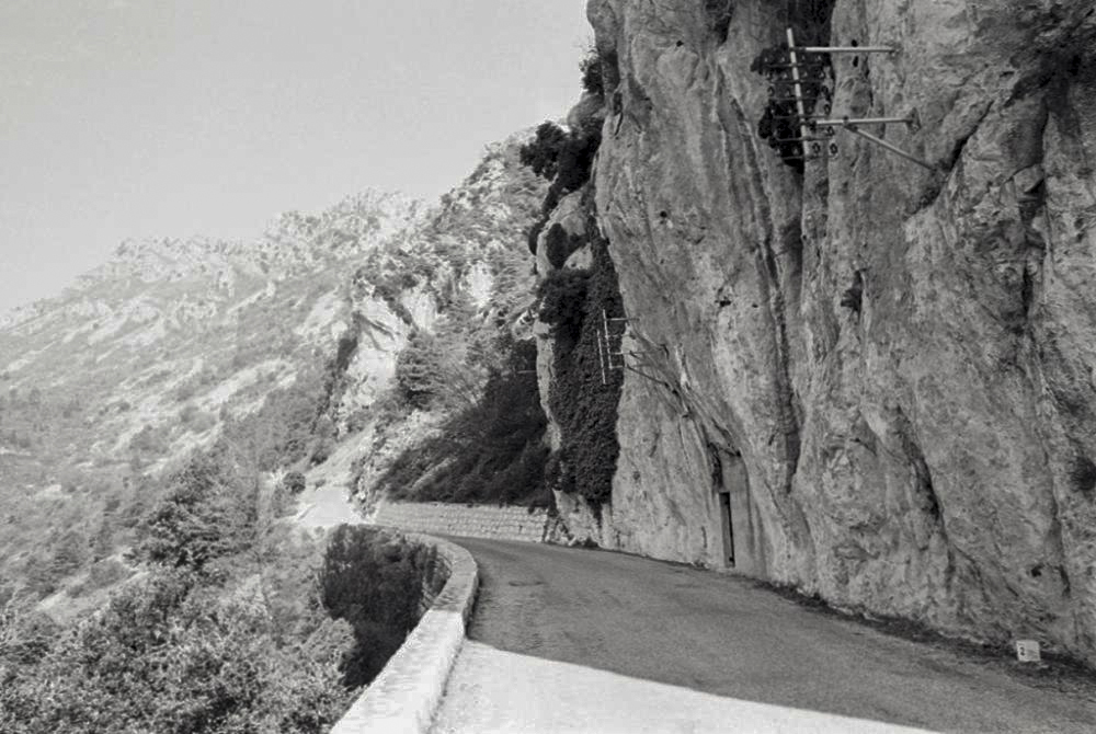 Ligne Maginot - COL DE LA TORRE - (Chambre de coupure) - Vue de l'extérieur
Les potences pour les lignes aériennes sont encore en place