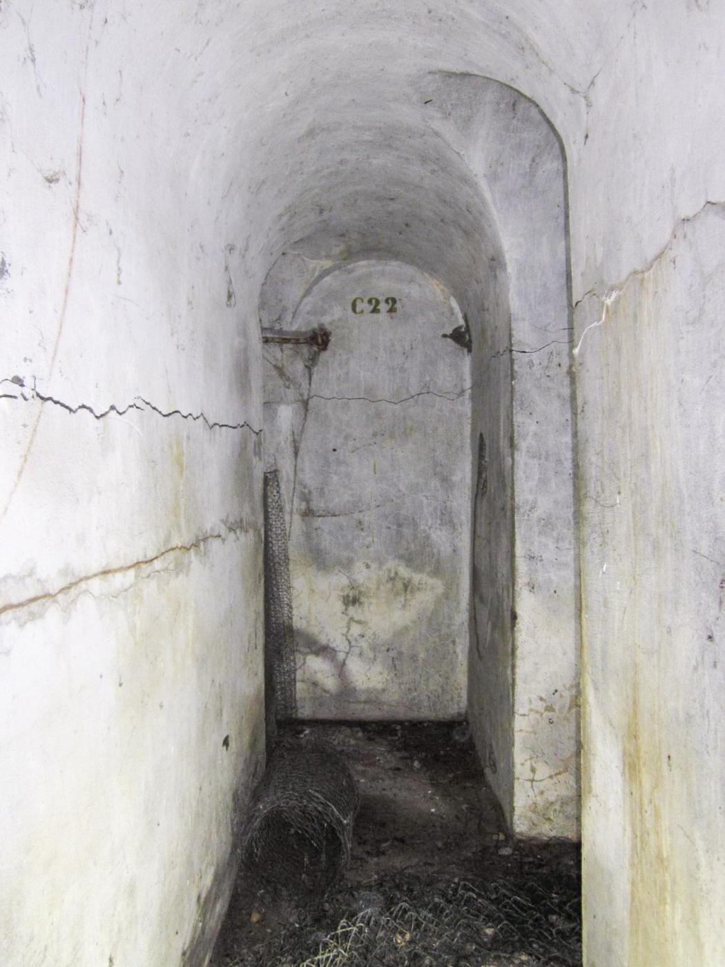 Ligne Maginot - B22 - ECLUSE 66 SUD - (Blockhaus pour arme infanterie) - Le couloir entre les deux entrées, à droite l'accès à la chambre de tir