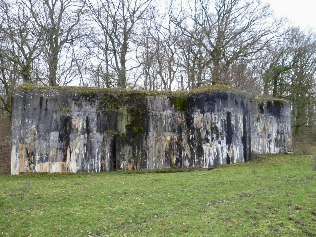 Ligne Maginot - STG 14 - MC15B - MC10 - (Casemate d'infanterie - double) - Vue côté opposé a l'entrée, on voit que la cloche n'a jamais été posée et le trou est obstrué