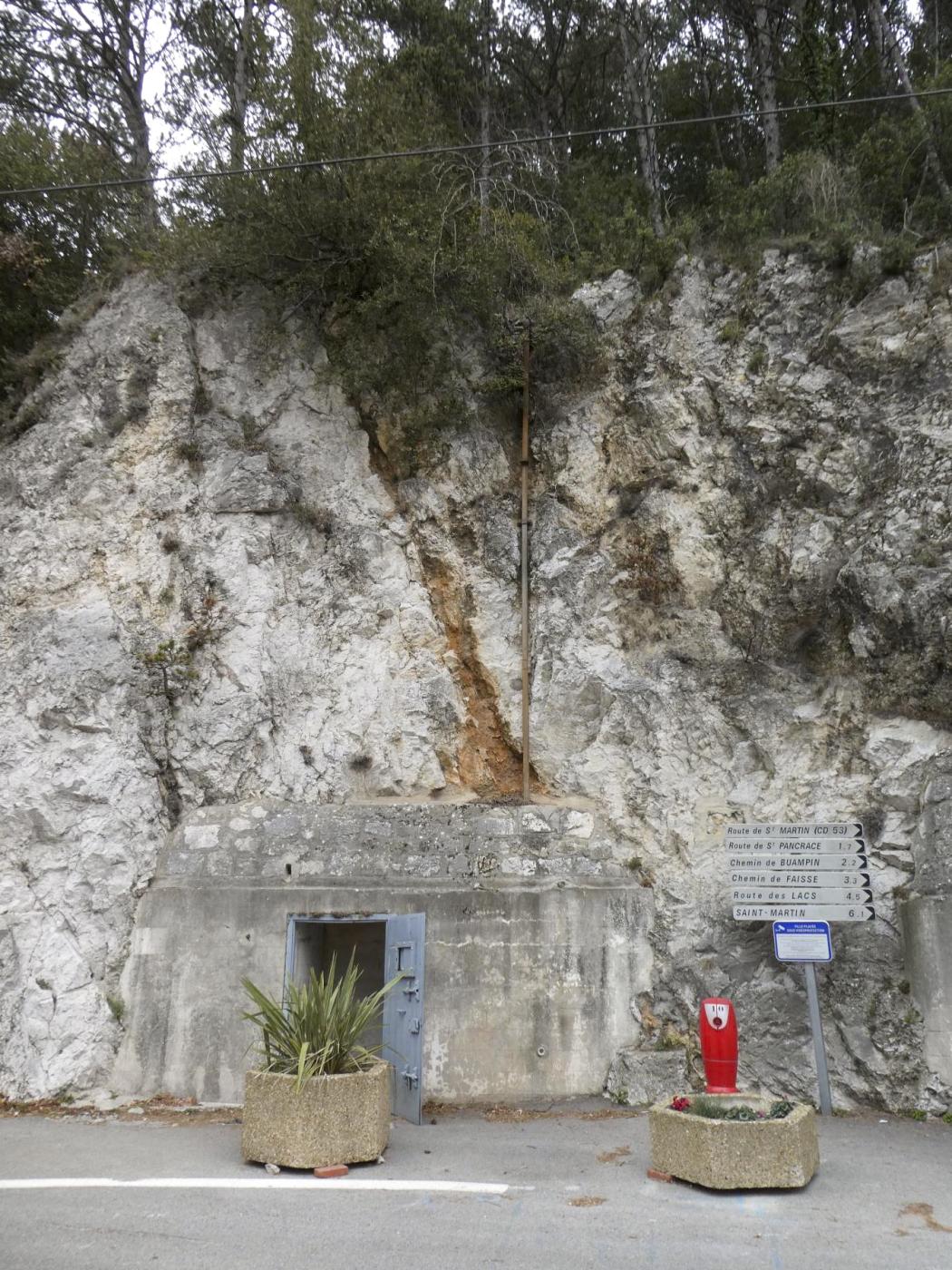 Ligne Maginot - PEILLE - (Central téléphonique isolé) - Entrée gauche avec au dessus le poteau d'arrivée des lignes aériennes.
