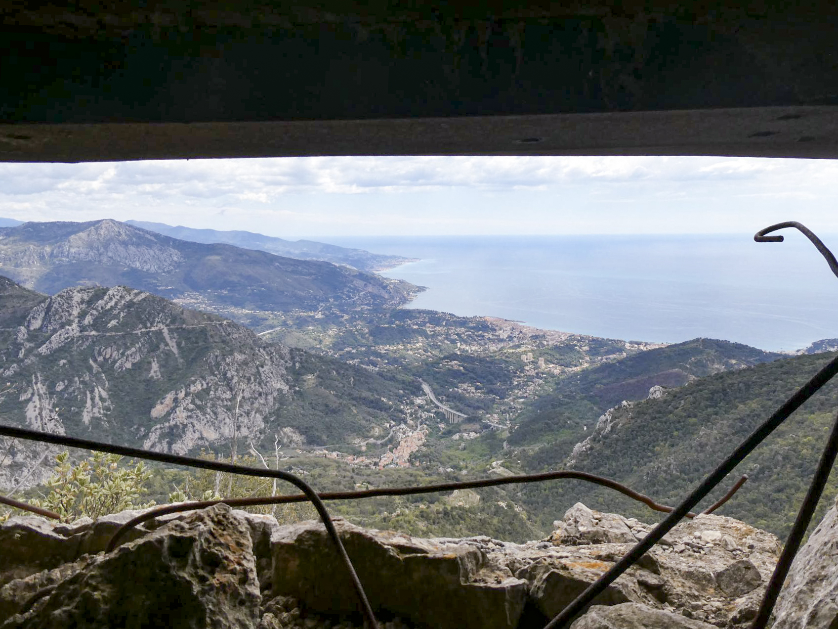 Ligne Maginot - CIME DES CABANELLES - (Observatoire d'artillerie) - Zone d'observation, Menton, la frontière, à gauche la cime de Biancon.