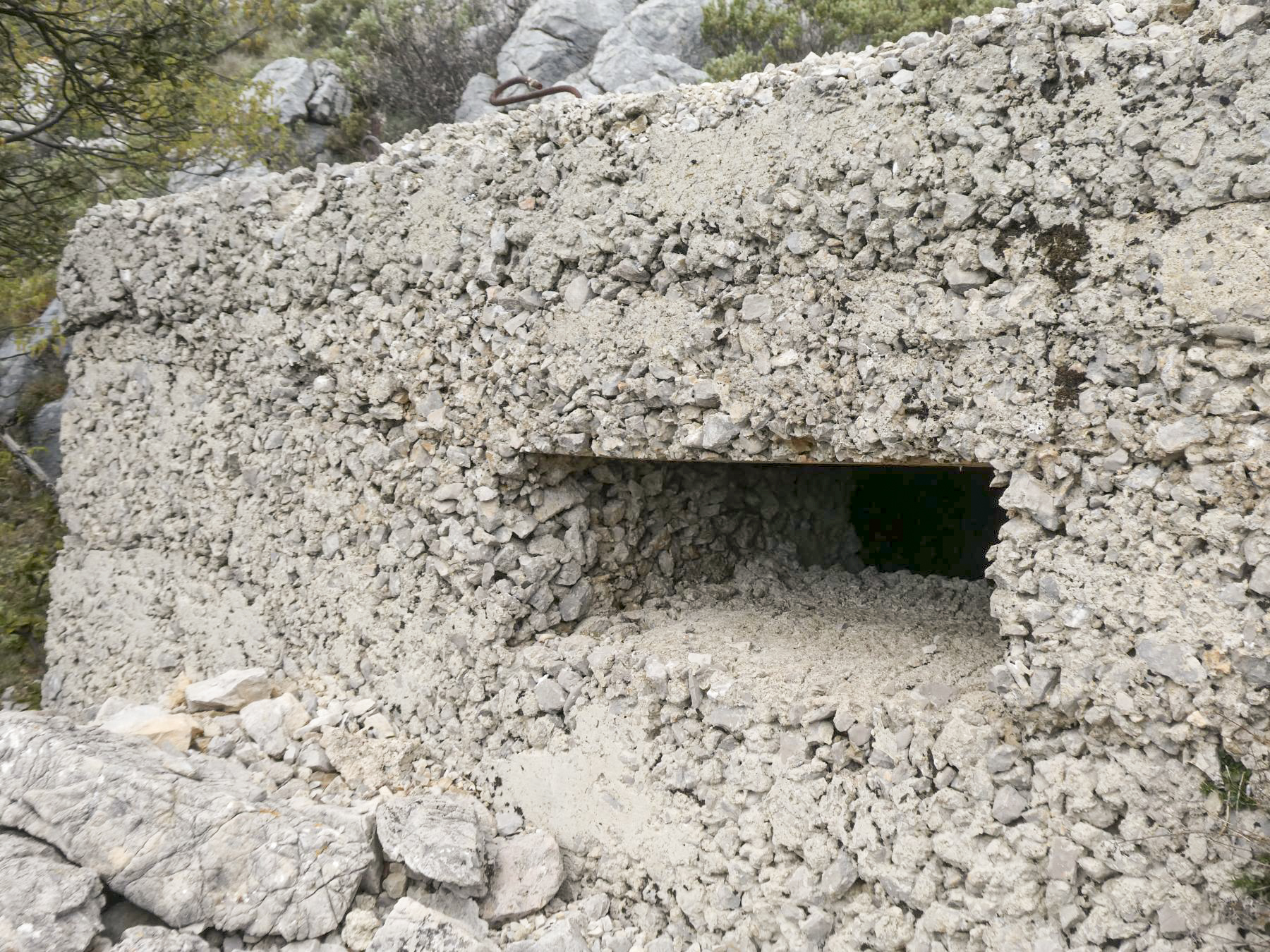 Ligne Maginot - CIME DES CABANELLES - (Observatoire d'artillerie) - Le créneau orienté vers le Mont Agel