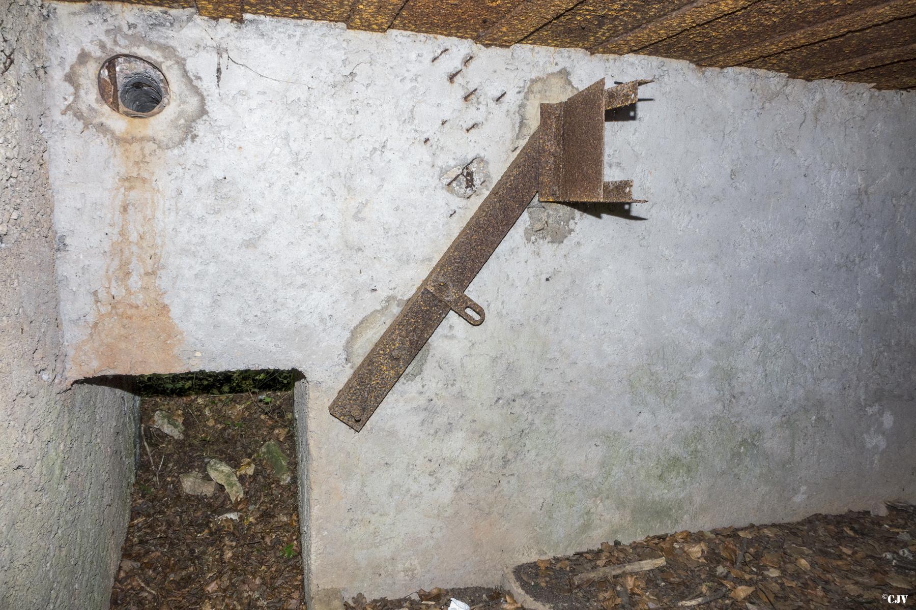 Ligne Maginot - UBERNIED 8 - (Blockhaus pour canon) - Entrée du personnel et support pour le ventilateur