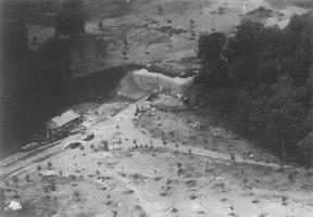 Ligne Maginot - ROCHONVILLERS - A8 - (Ouvrage d'artillerie) - L'entrée munitions
Photo prise à l'achèvement du gros œuvre, les travaux continuent et les abords ont été replantés de jeunes arbres