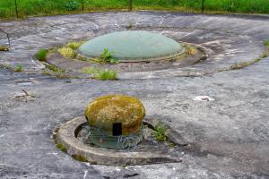 Ligne Maginot - SCHOENENBOURG - (Ouvrage d'artillerie) - Bloc 5
Cloche de prise d'air et tourelle de 81
