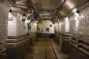 Ligne Maginot - SCHOENENBOURG - (Ouvrage d'artillerie) - Entrée des munitions
A la gauche du blockhaus de défense intérieure démarre la longue galerie vers les blocs avant. 
A gauche et à droite les couloirs mènent aux magasins aux artifices.