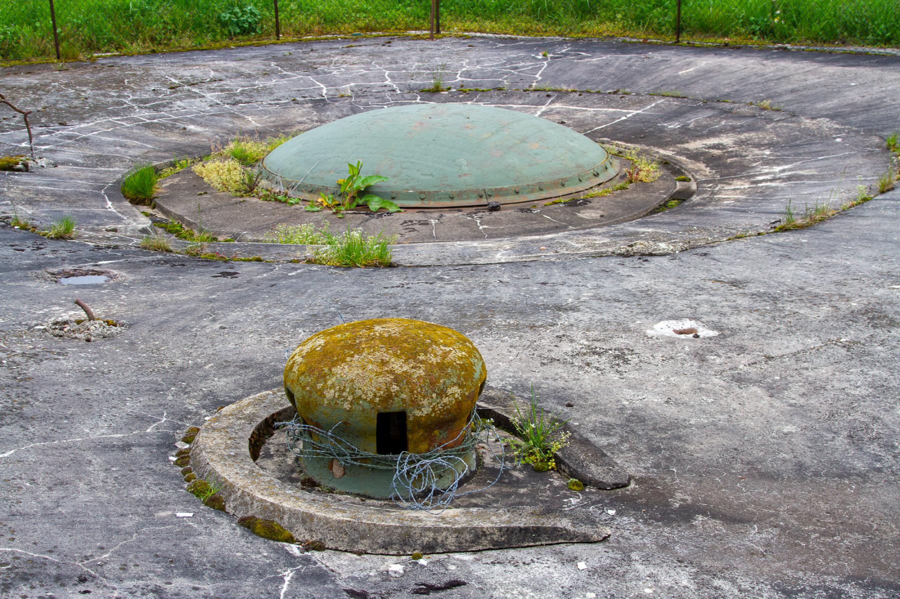 Ligne Maginot - SCHOENENBOURG - (Ouvrage d'artillerie) - Bloc 5
Cloche de prise d'air et tourelle de 81