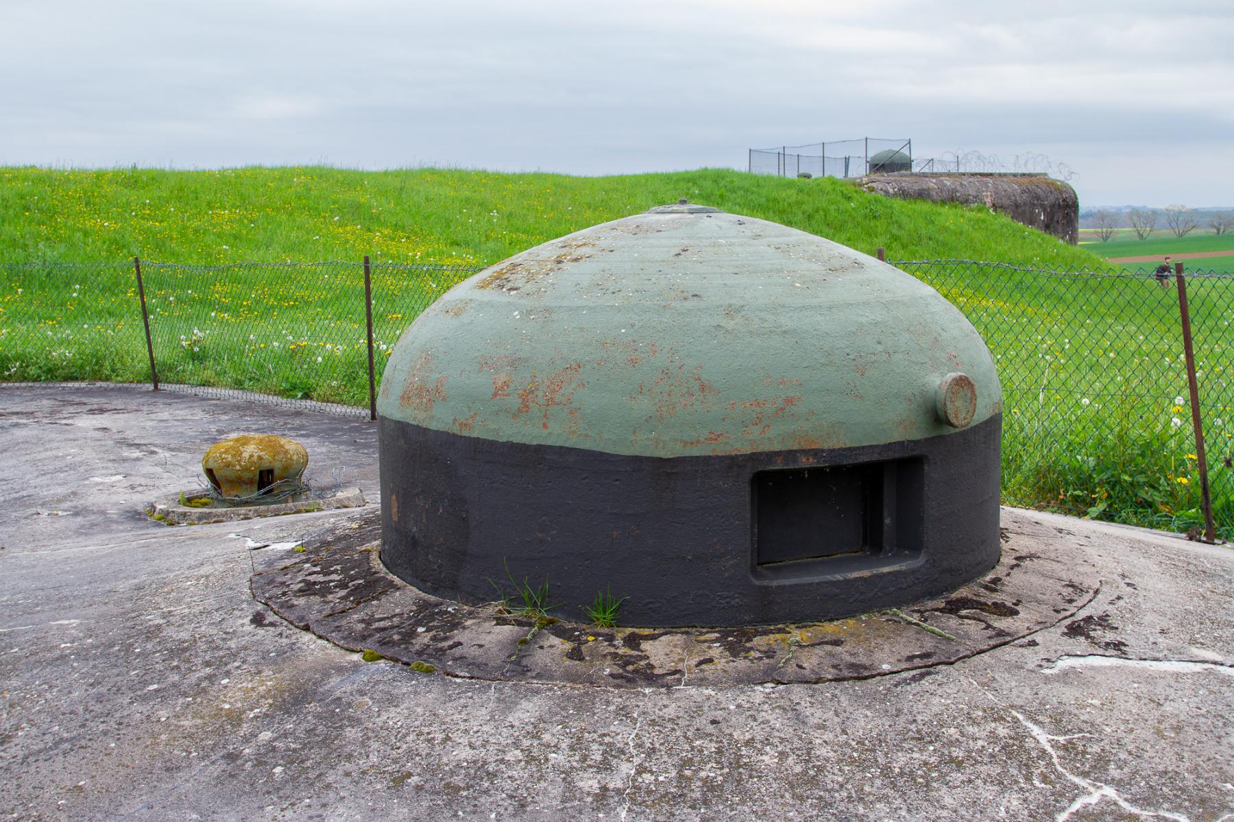 Ligne Maginot - SCHOENENBOURG - (Ouvrage d'artillerie) - Bloc 5
Cloche GFM. 
Le bloc 6 est visible à l'arrière-plan.