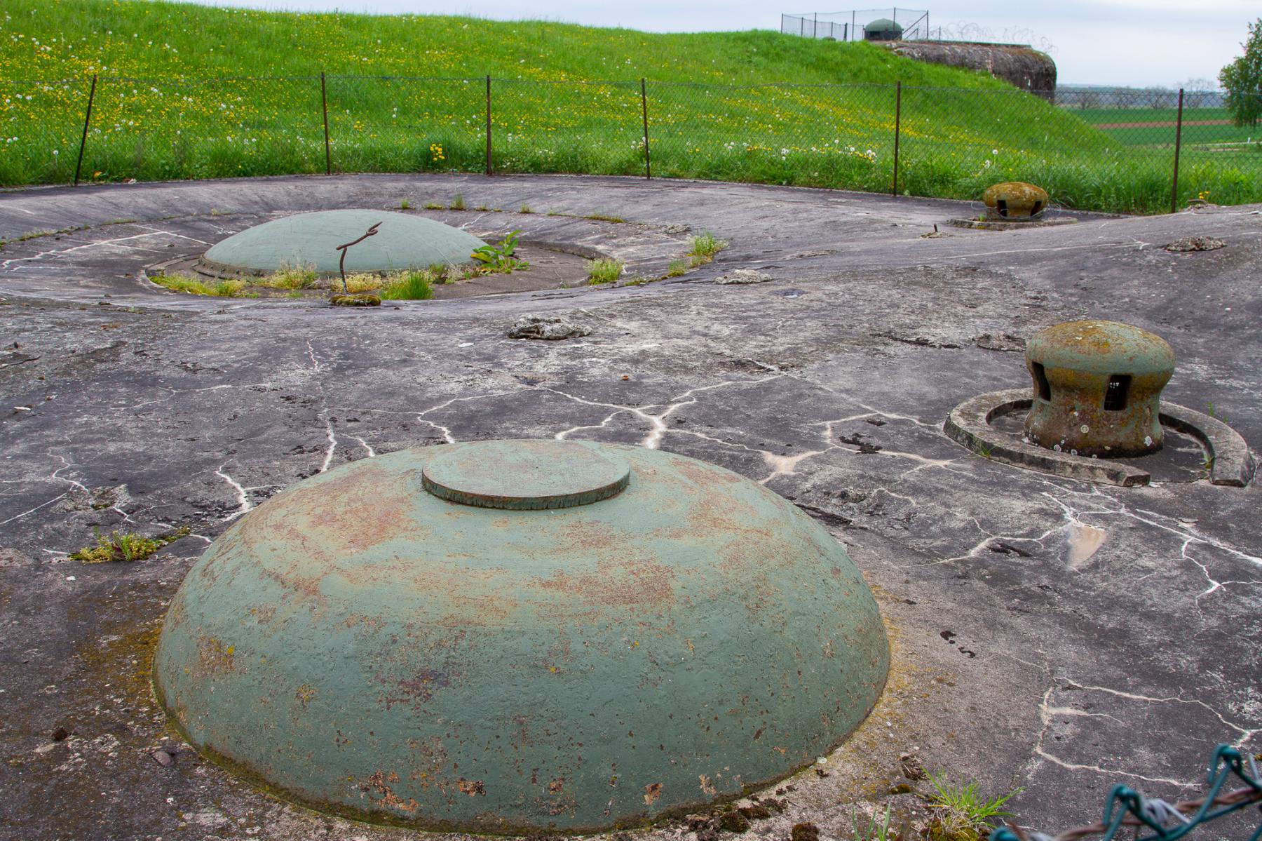 Ligne Maginot - SCHOENENBOURG - (Ouvrage d'artillerie) - Bloc 5
Cloche LG au premier plan