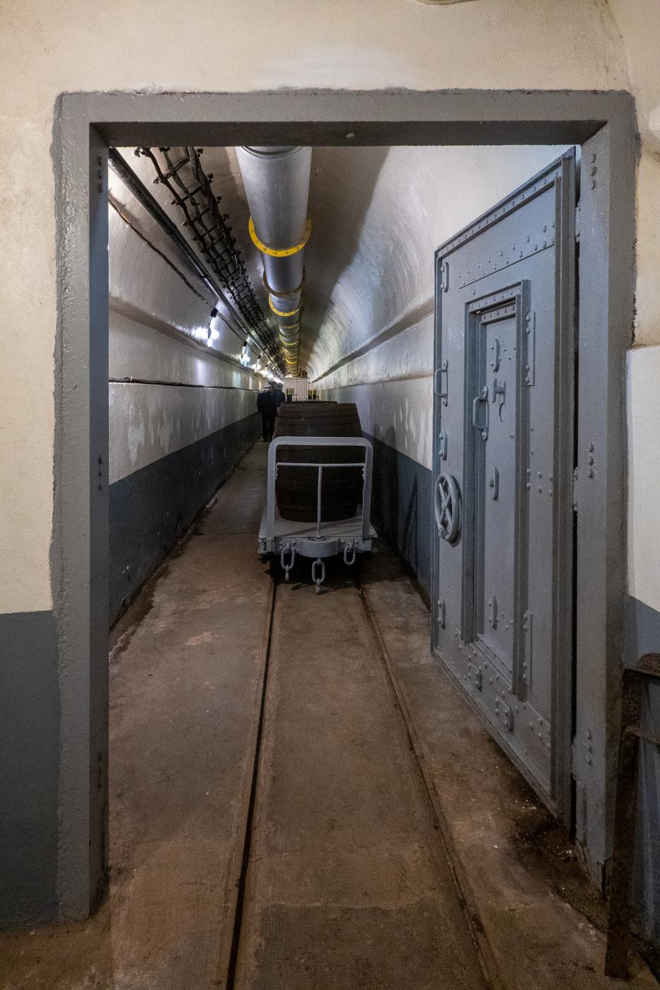 Ligne Maginot - SCHOENENBOURG - (Ouvrage d'artillerie) - Sas avant la galerie au pied de l'entrée des hommes.
Tout au bout se trouve le blockhaus de défense
