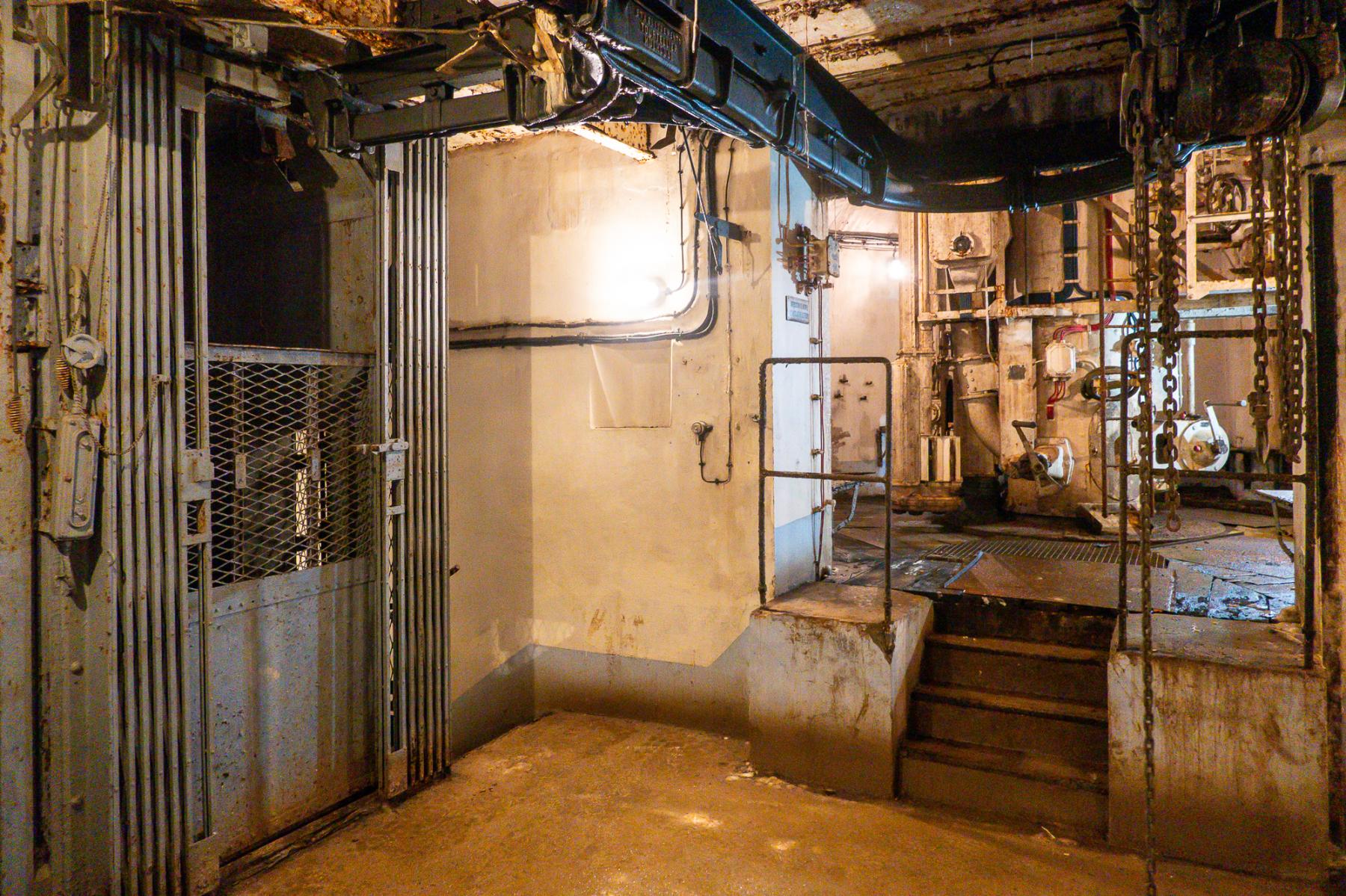Ligne Maginot - SCHOENENBOURG - (Ouvrage d'artillerie) - Bloc 4
Etage intermédiaire avec le monte-charge à gauche