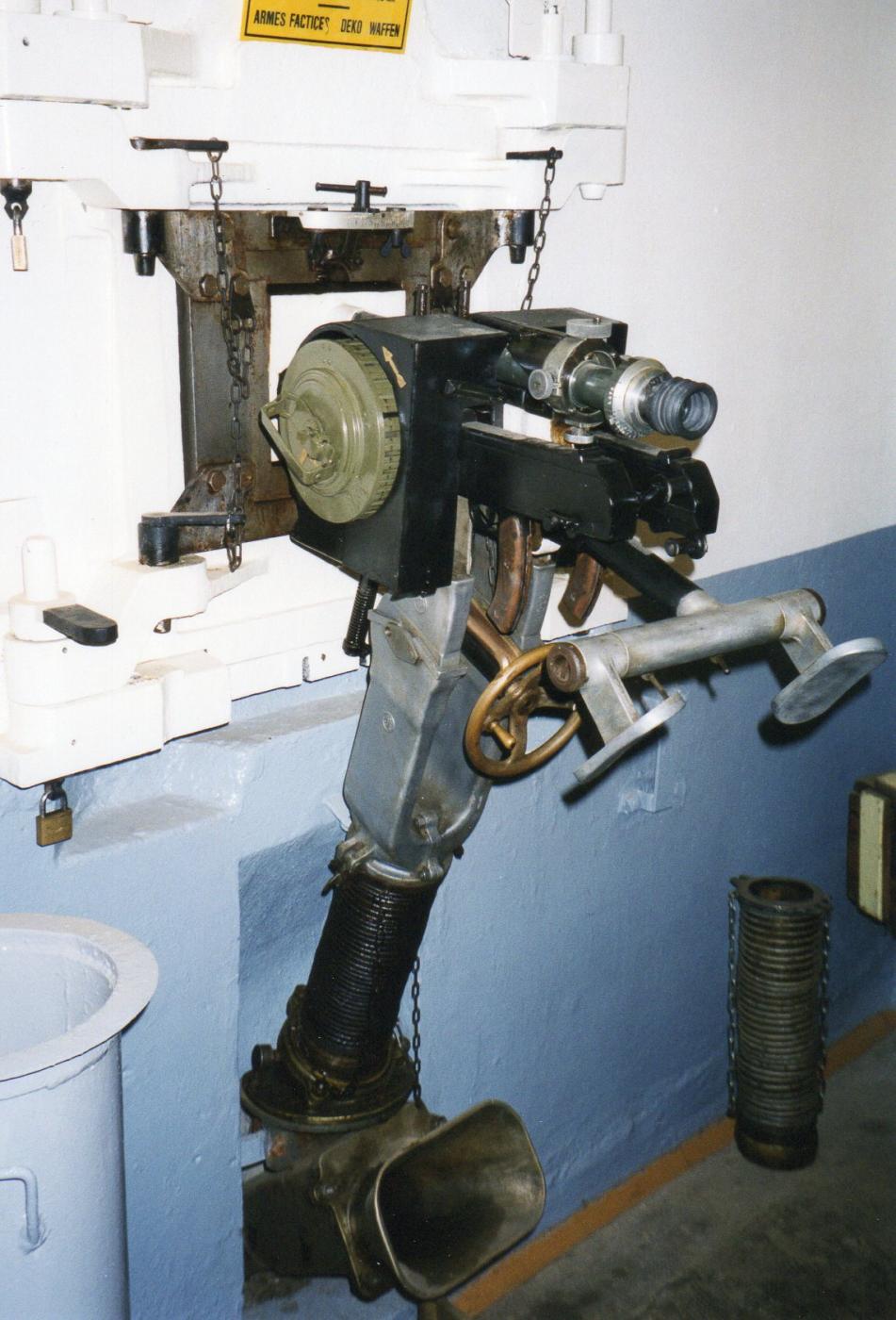 Ligne Maginot - SCHOENENBOURG - (Ouvrage d'artillerie) - Entrée munitions
Chambre de tir. 
Jumelage de mitrailleuses Reibel MAC 31 en place dans le créneau