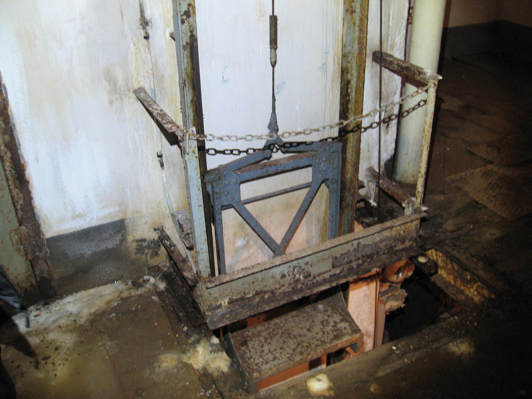 Ligne Maginot - SCHOENENBOURG - (Ouvrage d'artillerie) - Bloc 5
Monte charge de l’étage supérieur pour les munitions de 81