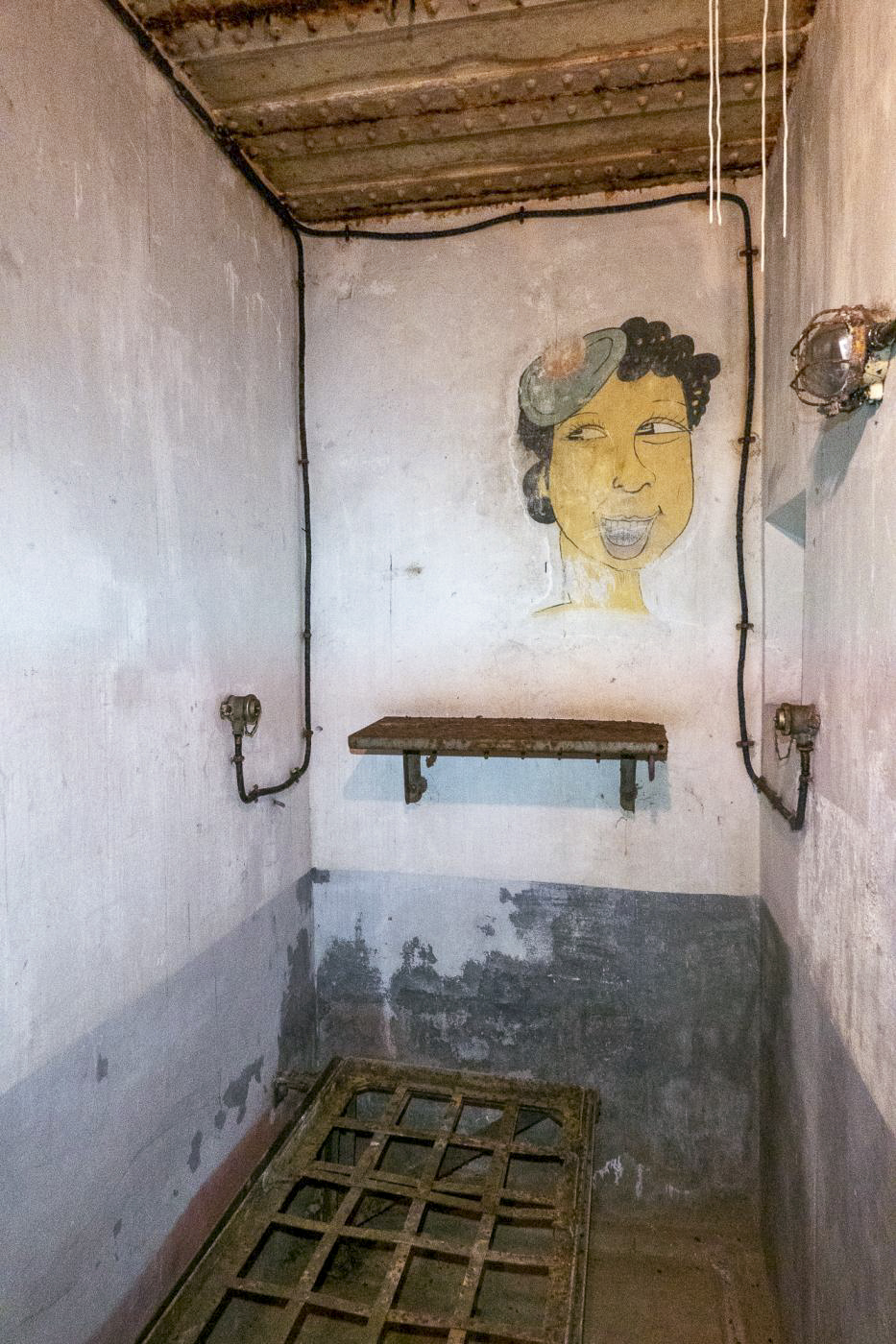 Ligne Maginot - SCHOENENBOURG - (Ouvrage d'artillerie) - Bloc 2
La chambre du Lt Affholder décorée d'une caricature de Josephine Baker d'après une photo de presse de 199