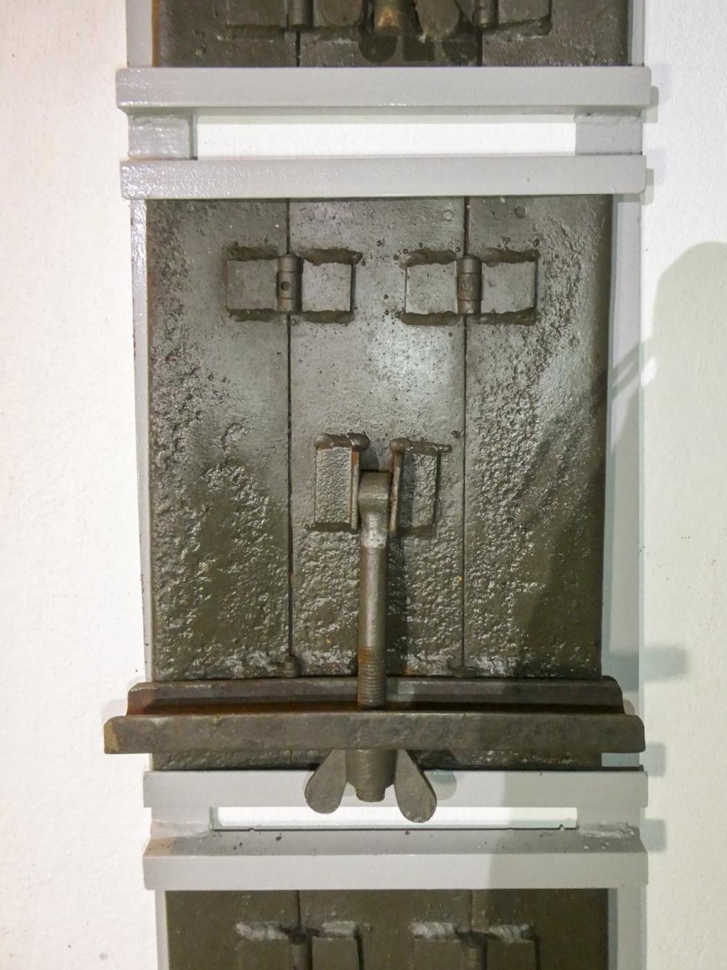 Ligne Maginot - SCHOENENBOURG - (Ouvrage d'artillerie) - Bloc 1
Obturateur pour créneau de cloche GFM type A en temps de paix