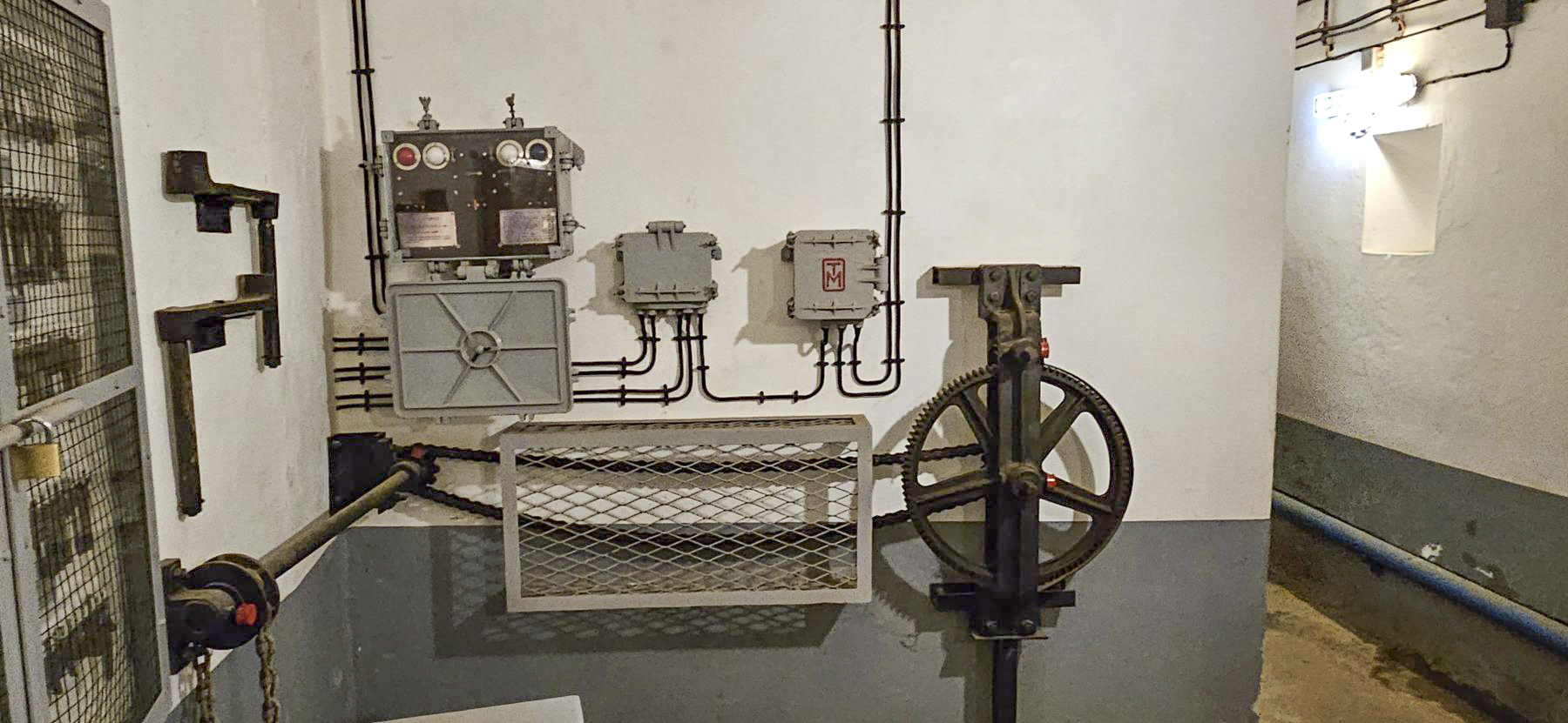 Ligne Maginot - SCHOENENBOURG - (Ouvrage d'artillerie) - Entrée munitions
Le treuil du pont roulant