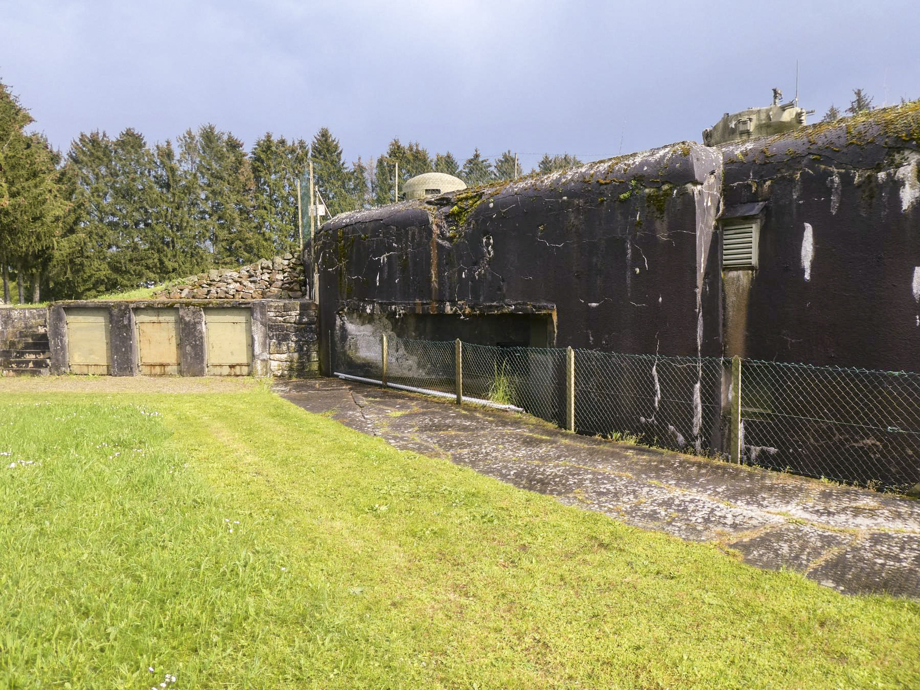 Ligne Maginot - ESCH - (Casemate d'infanterie - Double) - A gauche les niches à mines 