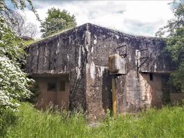 Ligne Maginot - LEMBACH - (Ouvrage d'infanterie) - Bloc 1
Le projecteur blindée et les supports de l'antenne TSF en façade