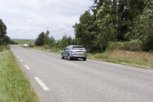 Ligne Maginot - FIXEM (POSTE AVANCé GRM) - (Poste GRM - Maison Forte) - L'avant poste se situe à droite de la voiture grise. Il n'apparaît de ce côté ci que comme un monticule de terre recouvert de végétation. On ne peut apercevoir le béton qu'a proximité immédiate.

Le véhicule blanc en arrière plan est situé au niveau du pont surplombant la Boler, et doté à l'époque d'un dispositif de destruction.