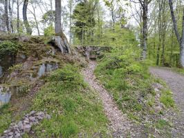 Ligne Maginot - CHATEAU NEUF 1 - (Blockhaus pour arme infanterie) - L'entrée. A droite, le chemin couvert par le blockhaus