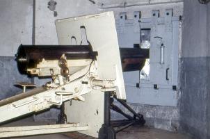 Ligne Maginot - BOIS D'OTTONVILLE - BCA1 - (Casemate d'artillerie) - Un canon de 75 mle 1897 est mis en place