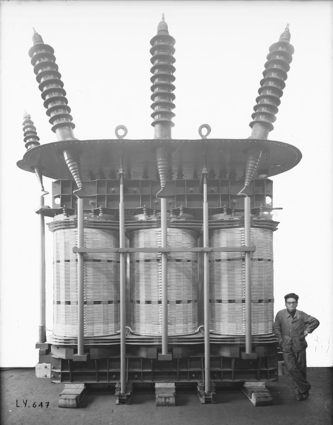 Ligne Maginot - SCHNEIDER-WESTINGHOUSE (SW) - Matériel électrique SW - Schneider-Westinghouse 
Transformateur électrique triphasé de forte puissance en cours de fabrication 