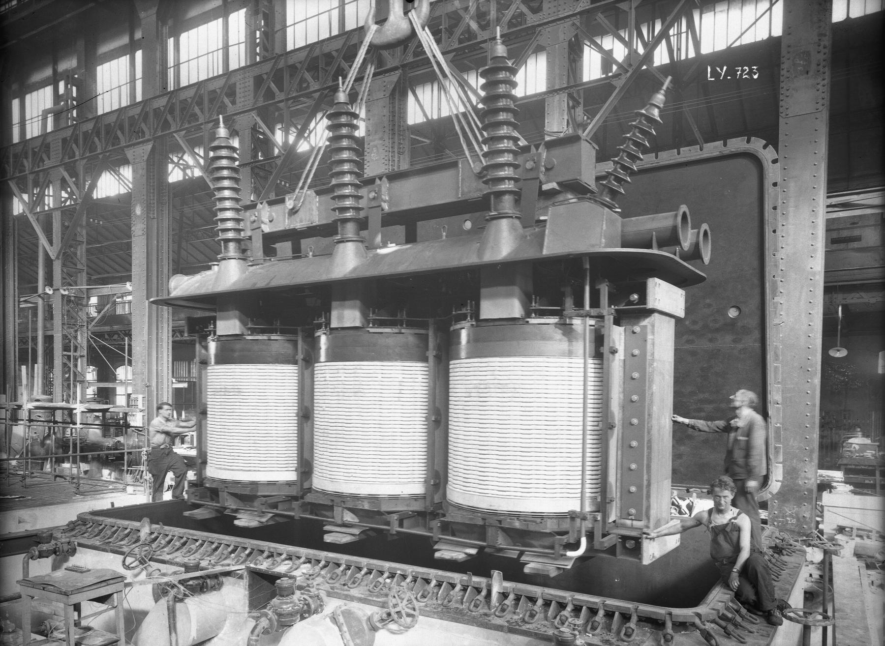 Ligne Maginot - SCHNEIDER-WESTINGHOUSE (SW) - Matériel électrique SW - Schneider-Westinghouse 
Fabrication d'un transformateur haute tension de forte puissance