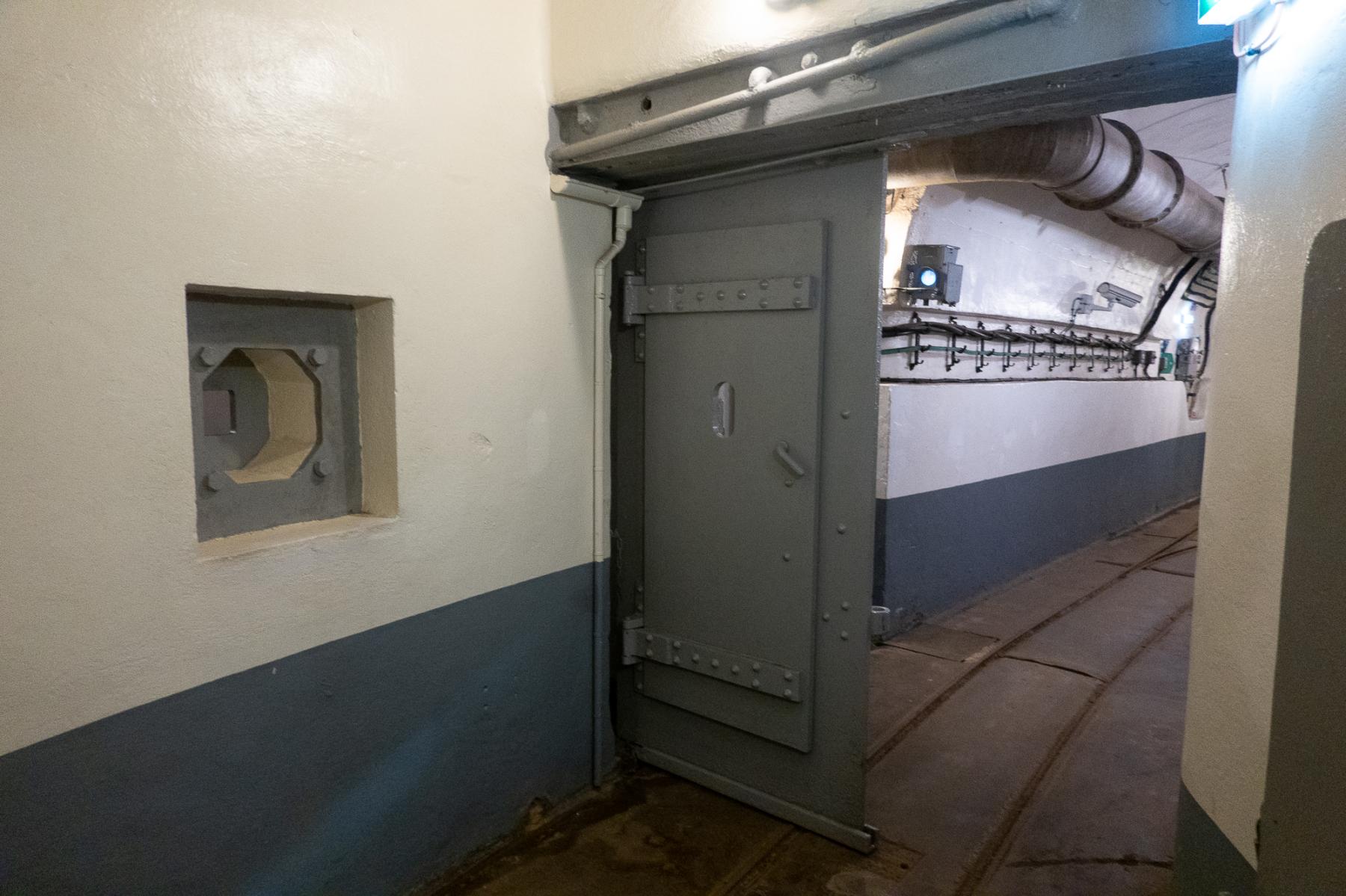 Ligne Maginot - SCHOENENBOURG - (Ouvrage d'artillerie) - Galerie en bas de l’entrée des hommes
Créneau de défense intérieure 