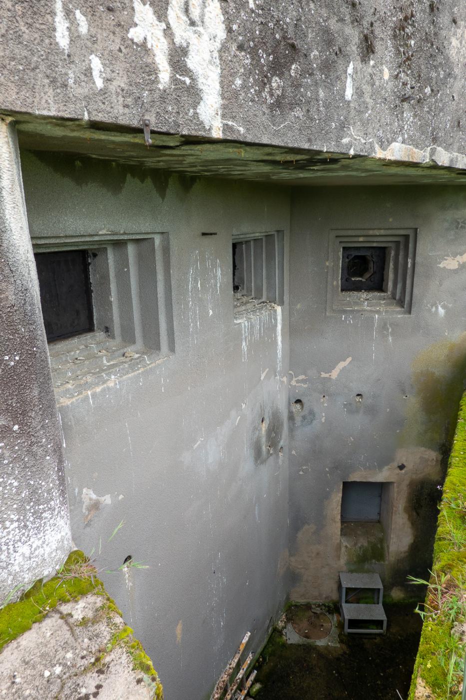 Ligne Maginot - SCHOENENBOURG - (Ouvrage d'artillerie) - Bloc 1
Créneaux de la casemate
Noter l'issue de secours au fond du fossé diamant
