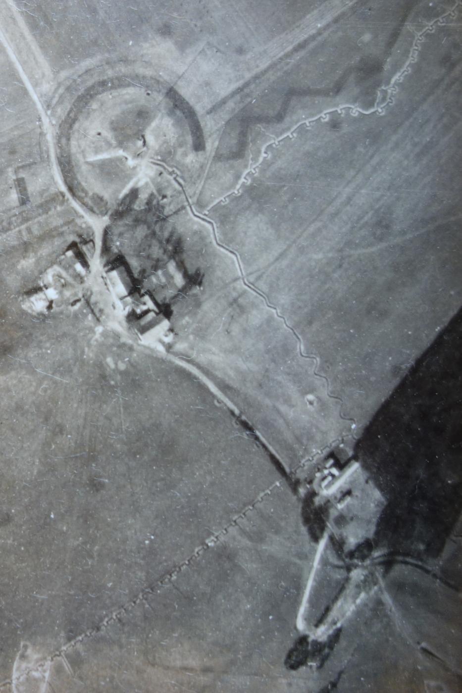 Ligne Maginot - CHAPPY - (Casernement) - Vue aérienne du 9 mars 1940.
Le casernement léger est visible en bas à droite avec une tranchée qui mène au Bloc 1 sont bien visibles en haut à gauche.