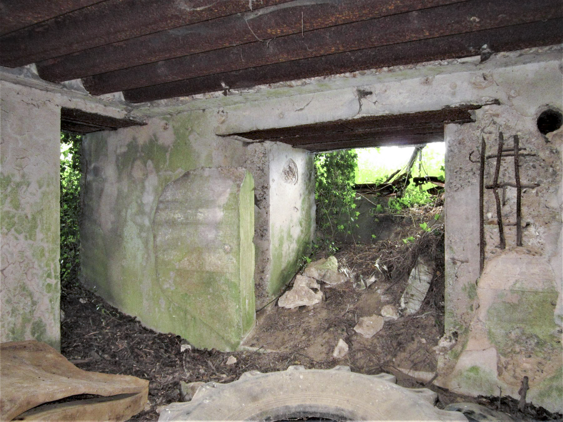 Ligne Maginot - BOIS DE HOFFEN 1 - (Blockhaus pour canon) - L'entrée réduite du personnel et l'entrée de la pièce antichar