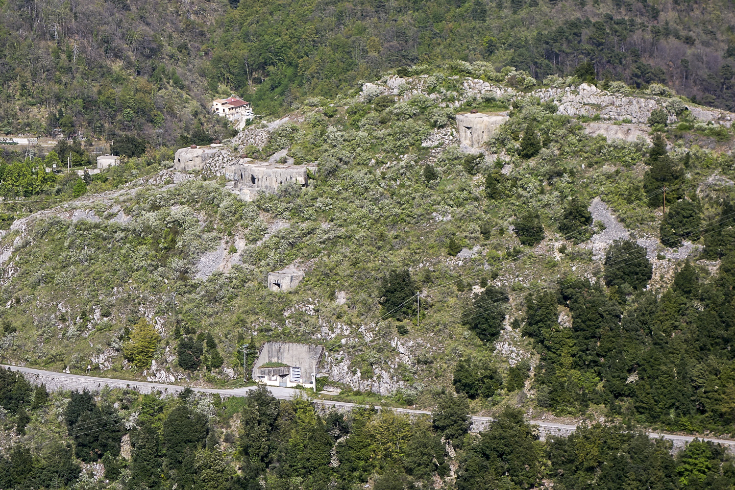 Ligne Maginot - CASTILLON (CN) - EO8 - (Ouvrage d'artillerie) - Vue d'ensemble de l'ouvrage.
En haut de gauche à droite : bloc 4, 3 et 6.
Au milieu : bloc cheminée.
En bas : bloc entrée