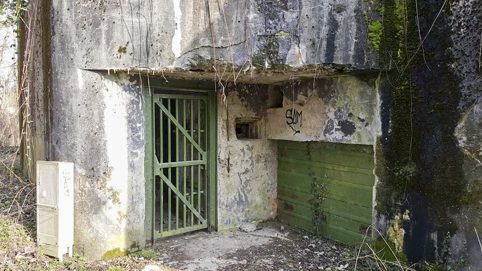 Ligne Maginot - 84 - CHEMIN CREUX - (Casemate d'infanterie - Double) - Les entrées: à droite l'entrée pour le canon antichar, à gauche, l'entrée pour le personnel