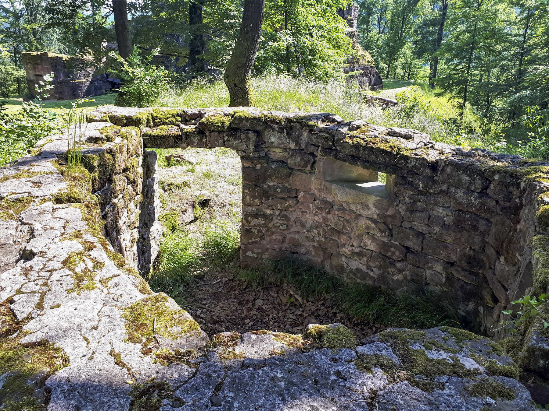Ligne Maginot - CHATEAU NEUF 2 - (Blockhaus pour arme infanterie) - Entrée et créneau de gauche