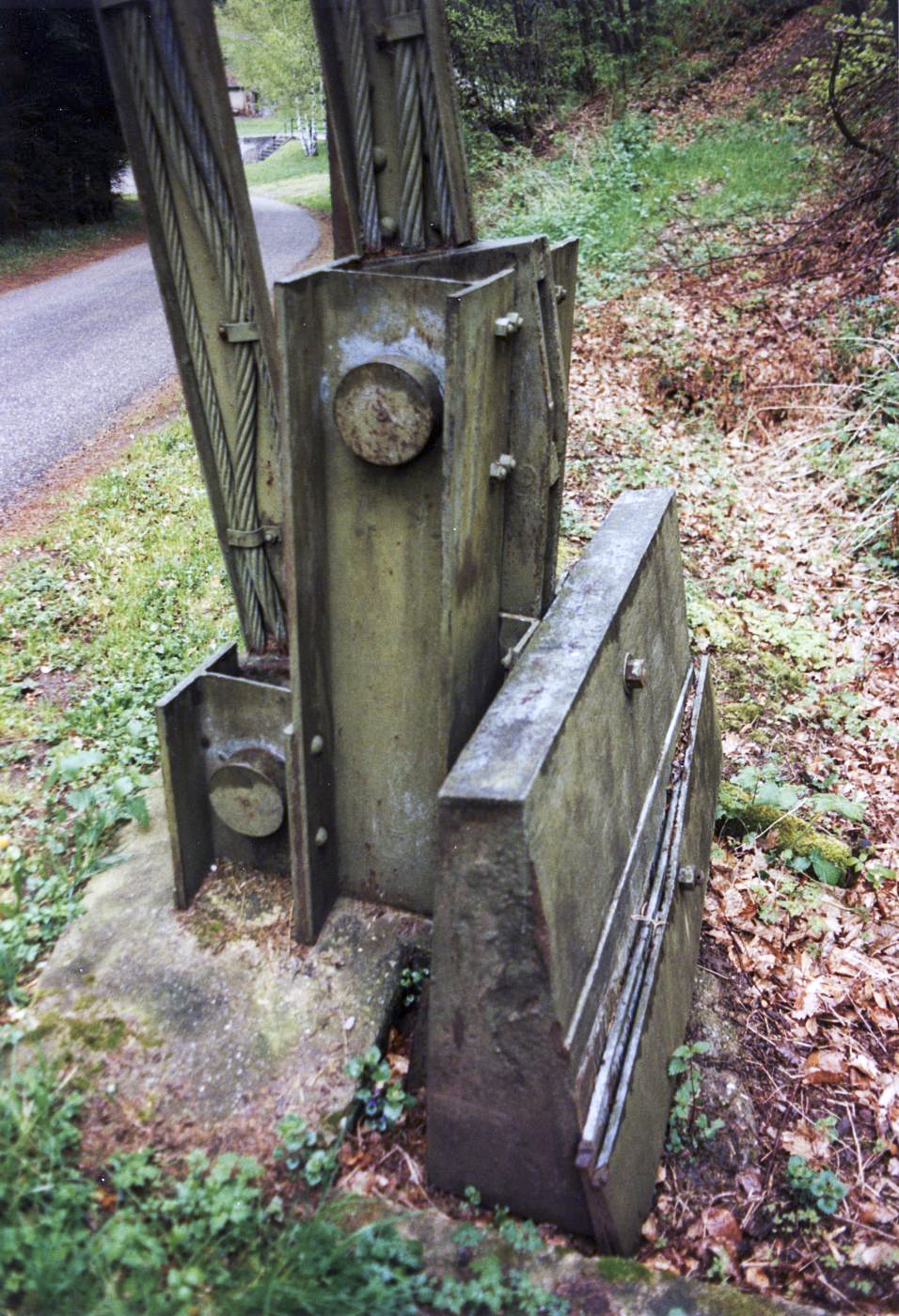 Ligne Maginot - 136 - (Barrage de Route) - La barrière remise en place au Simserhof
Détail mécanisme pivot et contrepoids