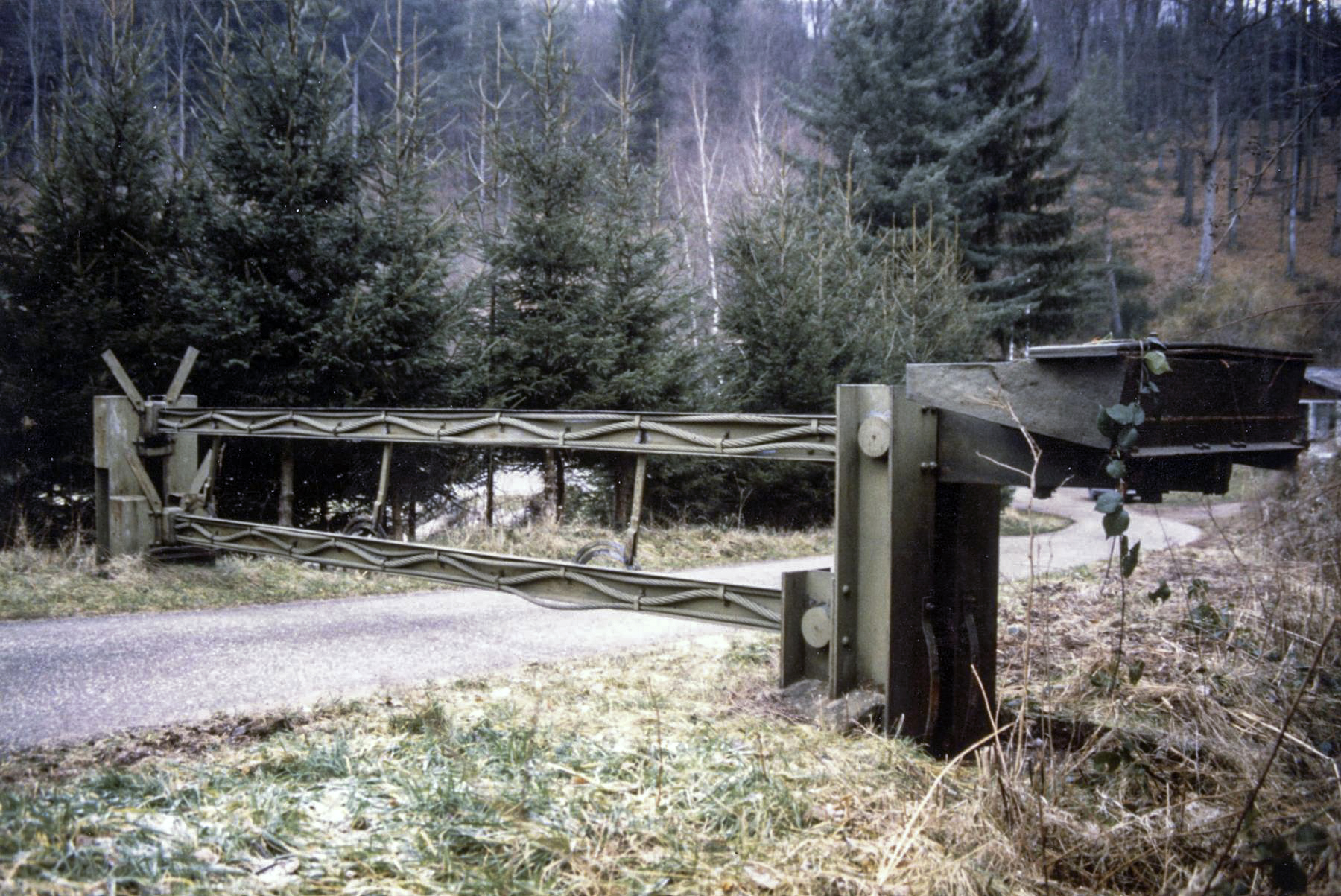 Ligne Maginot - 136 - (Barrage de Route) - La barrière en place au Simserhof
Position fermée