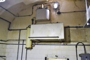Ligne Maginot - GALGENBERG - A15 - (Ouvrage d'artillerie) - La cuisine troupe
Installation carbone-chlore de traitement de l'eau. La partie supérieure est le système de dosage du chlore. Une fois le mélange fait, celui ci passe au travers du filtre à charbon actif (tube sur la gauche de la photo) puis est stocké dans la citerne de couleur blanche en bas de la photo